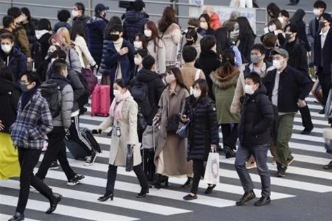 Người dân đeo khẩu trang phòng lây nhiễm COVID-19 tại Tokyo, Nhật Bản, ngày 4/1/2021. (Ảnh: Kyodo/TTXVN)