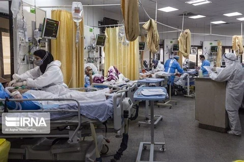 Điều trị cho bệnh nhân nhiễm COVID-19 tại bệnh viện ở Tehran, Iran. (Nguồn: IRNA/TTXVN)