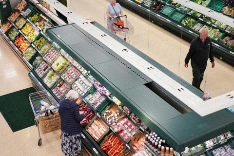 Người dân mua sắm tại một siêu thị ở London. (Nguồn: Reuters)
