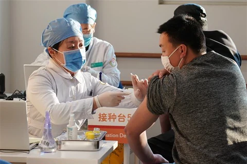 Nhân viên y tế tiêm chủng vắcxin ngừa COVID-19 cho người dân tại Bắc Kinh, Trung Quốc. (Ảnh: THX/TTXVN)