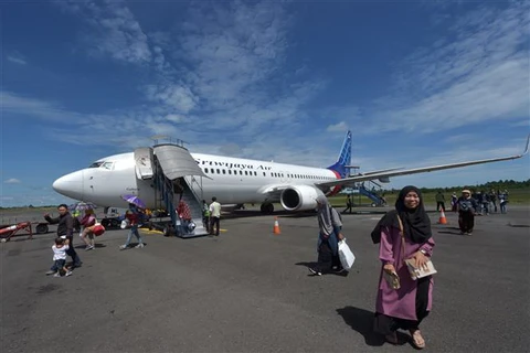 Hành khách rời máy bay của hãng hàng không Sriwijaya Air tại sân bay Fatmawati ở Bengkulu, Indonesia (Ảnh: AFP/TTXVN)