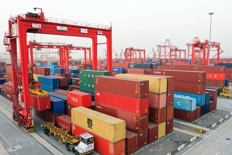 Container hàng hóa được xếp tại cảng ở Giang Tô, Trung Quốc. (Ảnh: THX/TTXVN) 