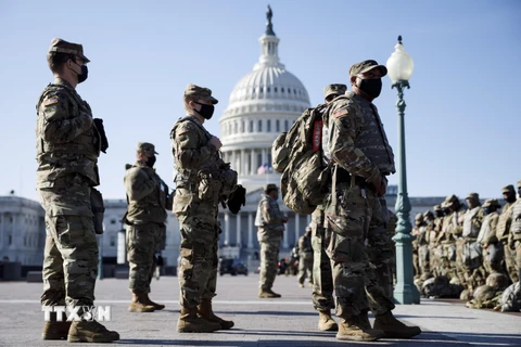 Binh sỹ vệ binh quốc gia gác tại khu vực tòa nhà Quốc hội Mỹ ở Washington, D.C., ngày 14/1/2021. (Ảnh: THX/TTXVN)
