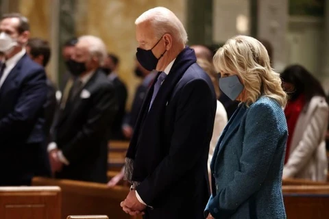 Ông Joe Biden và vợ tại nhà thờ St Matthew. (Nguồn: fox5dc.com)