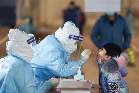 Nhân viên y tế lấy mẫu xét nghiệm COVID-19 tại quận Đại Hưng, Bắc Kinh, Trung Quốc, ngày 20/1/2021. (Ảnh: THX/TTXVN)