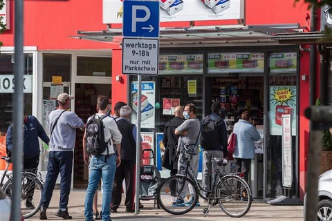 Khách hàng chờ mua sắm tại Kehl, biên giới Pháp và Đức. (Ảnh: AFP/TTXVN)