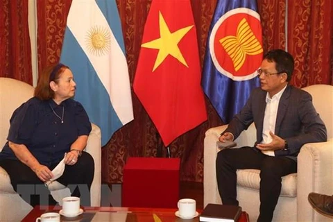 Đại sứ Việt Nam tại Argentina Dương Quốc Thanh tiếp bà Poldi Sosa, Chủ tịch ICAV. (Ảnh: Hoài Nam/TTXVN)