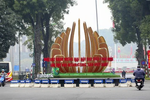 Khối biểu tượng chào mừng Đại hội XIII của Đảng đặt trên đường Điện Biên Phủ khu vực gần Lăng Bác. (Ảnh: Tuấn Đức/TTXVN)