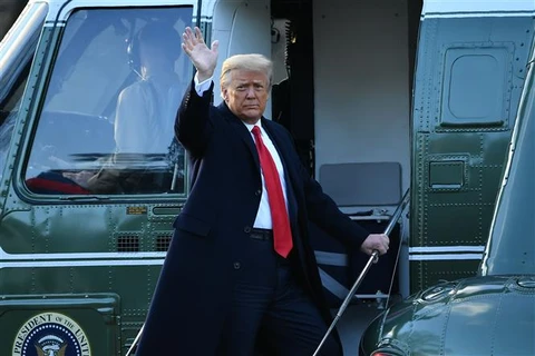 Tổng thống Mỹ Donald Trump lên chuyên cơ Không lực 1 để rời thủ đô Washington ngày 20/1/2021. (Ảnh: AFP/TTXVN)