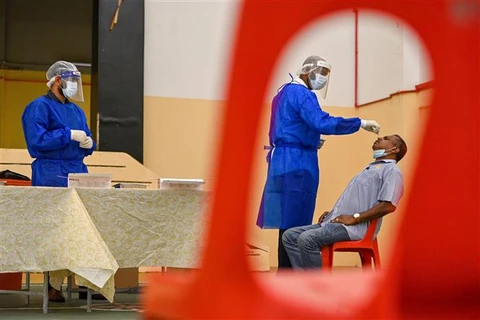 Nhân viên y tế lấy mẫu xét nghiệm COVID-19 tại Kuala Lumpur, Malaysia. (Ảnh: THX/TTXVN)
