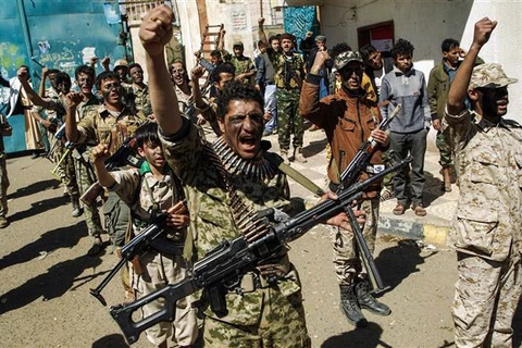 Các tay súng Houthi mới được tuyển dụng tại Sanaa, Yemen. (Ảnh: AFP/TTXVN)