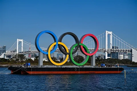 Biểu tượng của Olympic Tokyo tại Tokyo, Nhật Bản. (Ảnh: AFP/TTXVN)