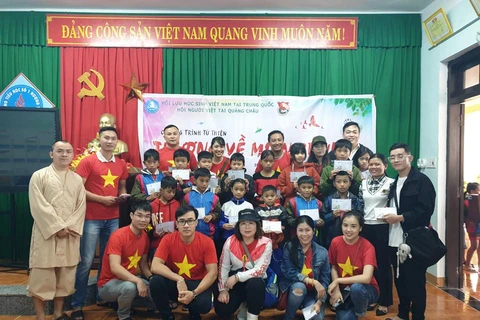 Lưu học sinh Việt tại Trung Quốc trao quà tết cho người dân Trà Leng