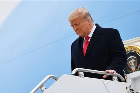 Ông Donald Trump khi còn là Tổng thống Mỹ rời chuyên cơ Không lực 1 tại Harlingen, bang Texas ngày 12/1/2021. (Ảnh: AFP/TTXVN)