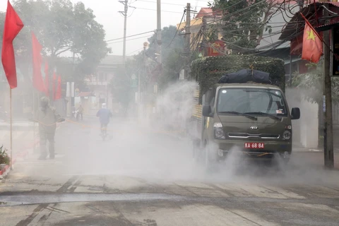 [Photo] Bắc Ninh phun hóa chất, Hòa Bình khẩn trương chống dịch