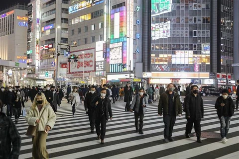 Người dân di chuyển trên đường phố tại Tokyo, Nhật Bản. (Ảnh: THX/TTXVN) 