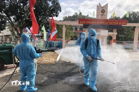 Lực lượng quân đội thuộc Tiểu đoàn Hoá học số 21, Quân đoàn 3 tiến hành phun dung dịch khử khuẩn tại thị xã Ayun Pa và Ia Pa. (Ảnh: Quang Thái/TTXVN)