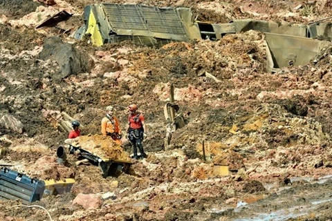 Lực lượng cứu hộ tìm kiếm người mất tích tại hiện trường vụ vỡ đập hồ chứa chất thải khoáng sản ở Minas Gerais, Brazil. (Ảnh: THX/TTXVN)