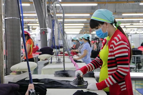 Dây chuyền sản xuất tại Công ty Dệt may Eclat Việt Nam. (Ảnh: Công Phong/TTXVN)