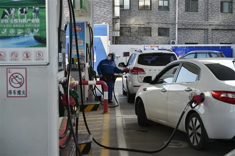 Bơm xăng cho các phương tiện tại trạm xăng ở tỉnh Giang Tô, Trung Quốc. (Ảnh: THX/TTXVN)