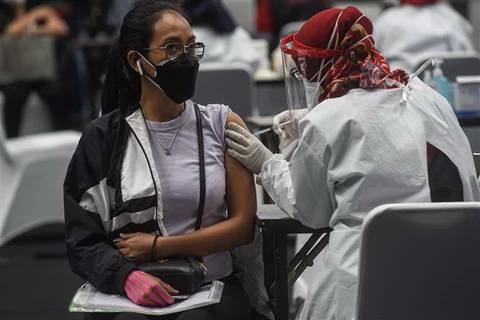 Nhân viên y tế tiêm chủng vắcxin ngừa COVID-19 cho người dân tại Jakarta, Indonesia. (Ảnh: THX/TTXVN)