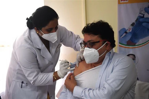 Nhân viên y tế được tiêm vắcxin phòng COVID-19 tại New Delhi, Ấn Độ. (Ảnh: THX/TTXVN)