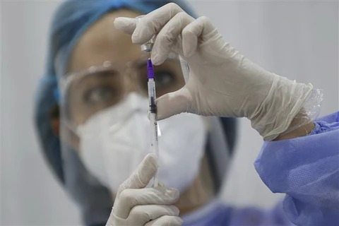 Nhân viên y tế chuẩn bị tiêm vắcxin phòng COVID-19 của hãng Pfizer/BioNTech. (Ảnh: THX/TTXVN)