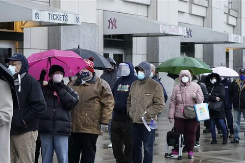 Người dân xếp hàng chờ lấy mẫu xét nghiệm COVID-19 tại New York, Mỹ. (Ảnh: AFP/TTXVN)