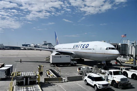 Máy bay Boeing 777-200 của hãng hàng không United Airlines tại sân bay quốc tế Denver, Colorado, Mỹ. (Ảnh: AFP/TTXVN)