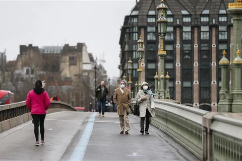 Người dân đeo khẩu trang phòng lây nhiễm COVID-19 tại London, Anh. (Ảnh: THX/TTXVN)