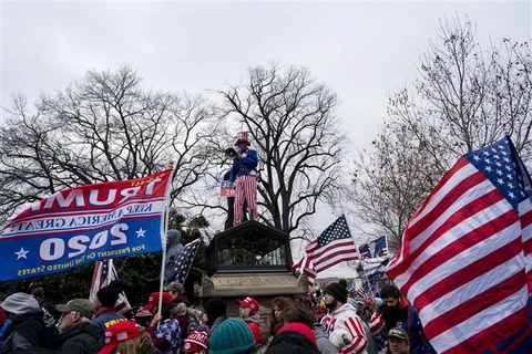 Người biểu tình tập trung gần Tòa nhà Quốc hội Mỹ ở Washington, DC ngày 6/1/2021. (Ảnh: THX/TTXVN)