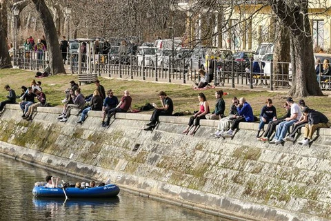 Người dân thư giãn bên dòng kênh Landwehr ở Berlin, Đức ngày 24/2/2021. (Ảnh: THX/TTXVN)