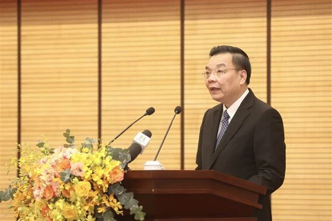 Chủ tịch UBND thành phố Hà Nội chúc mừng cán bộ ngành y tế