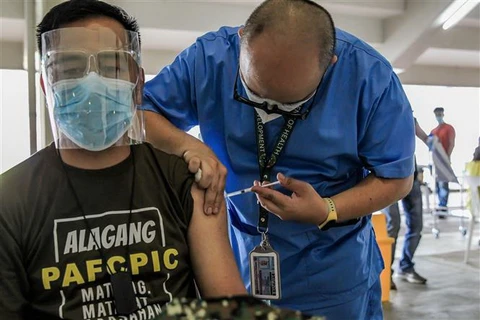Nhân viên y tế tiêm vắcxin phòng COVID-19 cho binh sỹ tại Marikina, Philippines. (Ảnh: THX/TTXVN)