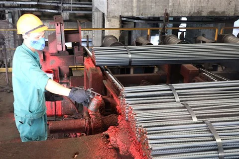 Sơn chống gỉ vết cắt của thép thành phẩm tại Nhà máy cán thép Thái Trung (Công ty Cổ phần gang thép Thái Nguyên). (Ảnh: Hoàng Nguyên/TTXVN)