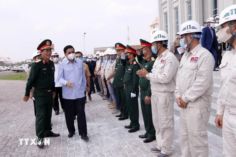 Tổng Bí thư, Thủ tướng Lào Thongloun Sisoulith thăm cán bộ chiến sĩ Binh đoàn 11 của Việt Nam. (Ảnh: Phạm Kiên/TTXVN) 