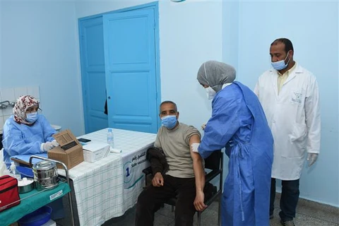 Tiêm vaccine ngừa COVID-19 cho người dân tại Khemisset, Maroc ngày 5/3/2021. (Ảnh: THX/TTXVN)