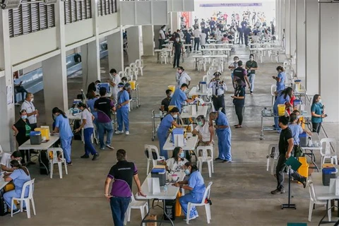 Nhân viên y tế tiêm vaccine phòng COVID-19 cho người dân tại Marikina, Philippines. (Ảnh: THX/TTXVN)