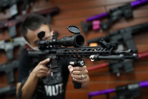 Một cửa hàng bán súng ở Mineola, New York (Mỹ). (Ảnh: AFP/TTXVN)