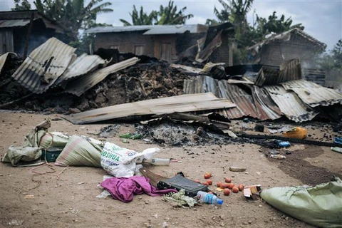 Nhiều ngôi nhà bị đốt phá trong một vụ tấn công của phiến quân. (Ảnh: AFP/TTXVN)