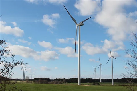 Các tuabin gió trong một trang trại phong điện ở bang Sachsen, Đức. (Ảnh: Mạnh Hùng/TTXVN)