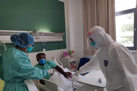 Nhân viên y tế điều trị cho bệnh nhân mắc COVID-19 tại bệnh viện ở Vientiane, Lào. (Ảnh: THX/TTXVN)