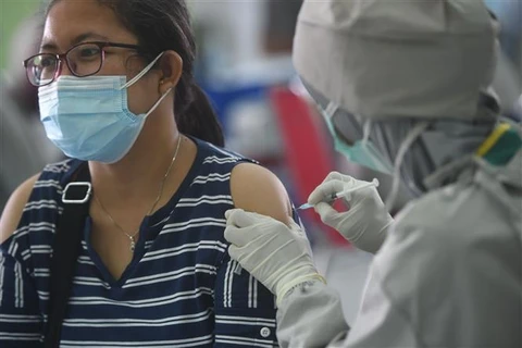 Nhân viên y tế tiêm vaccine ngừa COVID-19 tại Jakarta, Indonesia. (Ảnh: THX/TTXVN)
