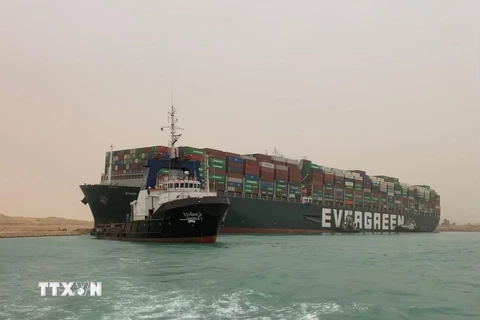 Siêu tàu chở hàng Ever Given bị mắc cạn tại Kênh đào Suez, Ai Cập, ngày 24/3/2021. (Ảnh: THX/TTXVN)