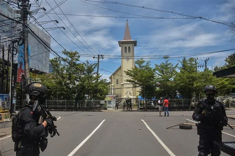 Cảnh sát điều tra tại hiện trường vụ nổ bên ngoài nhà thờ ở Makassar, Indonesia. (Ảnh: AFP/TTXVN)