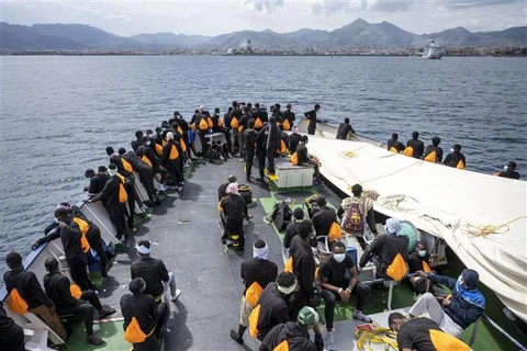 Người di cư được giải cứu. (Ảnh: AFP/TTXVN) 