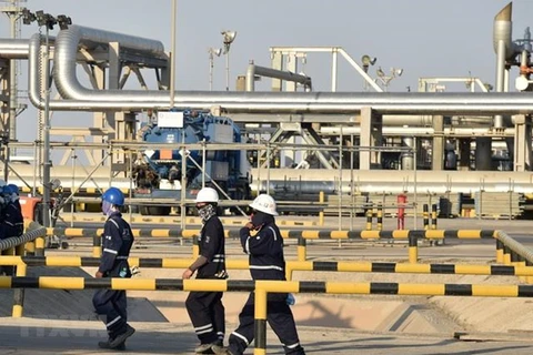 Công nhân công ty dầu Aramco làm việc tại nhà máy chế dầu Abqaiq của Saudi Arabia. (Ảnh: AFP/TTXVN)