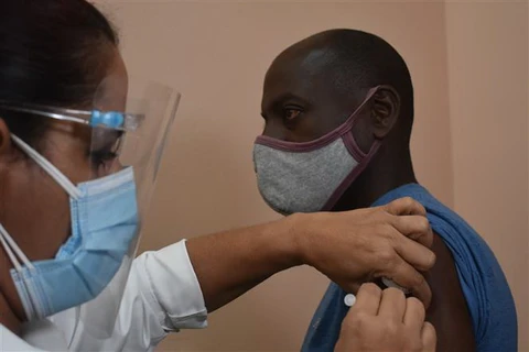 Tiêm chủng vaccine ngừa COVID-19 tại Havana, Cuba. (Ảnh: THX/TTXVN)