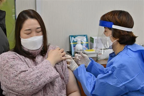Tiêm vaccine ngừa COVID-19 của AstraZeneca tại Seoul, Hàn Quốc. (Ảnh: AFP/TTXVN)