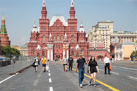 Người dân di chuyển trên Quảng trường Đỏ ở Moskva, Nga. (Ảnh: THX/TTXVN)
